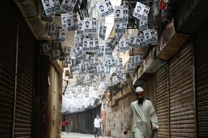 　バングラデシュの総選挙を前に掲げられたポスター＝１１日、ダッカ（ロイター＝共同）