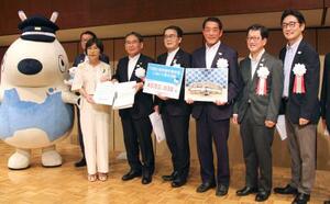 与党関係者に四国新幹線の早期実現を要望する池田豊人香川県知事(手前左から3人目)ら=8月、東京都内