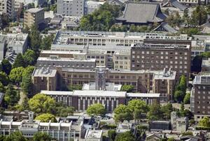 京大吉田キャンパス本部構内。中央手前は百周年時計台記念館=京都市左京区