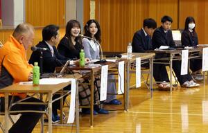 地域の魅力などについて生徒と対談した長谷川玲奈さん(左から3人目)と菅原りこさん(同4人目)=胎内市東本町の中条高校