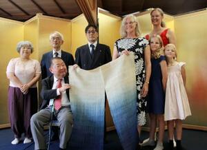 交流イベントで記念写真に納まるエミリー・オハラさん(右端奥)や速水裕幸さん(左下)ら=10月、徳島市