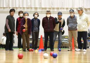 ユニバーサルスポーツを体験する参加者=3月23日、長岡市寺泊磯町