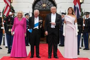 　ホワイトハウスで記念撮影するチャールズ英国王夫妻（左から２人目と１人目）とトランプ米大統領夫妻（同３人目と４人目）＝４月２８日、ワシントン（ＡＰ＝共同）