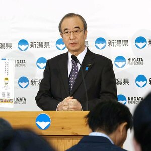 定例会見に臨む花角英世知事=11月20日、県庁