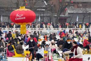 北京市内の観光地を訪れた人たち=1月(共同)