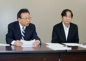 記者会見する加茂暁星高校同窓会の吉沢忠一会長(左)。右は元校長で同窓会顧問の西村香介氏=11月28日、県庁