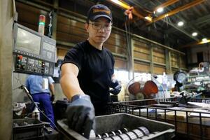 　「トビシマ製作所」で働くベトナム人のグエン・マイン・ハーさん＝１０月、愛知県飛島村