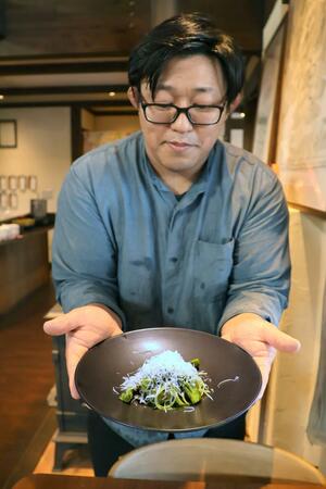 山café一歩、春限定メニューの山菜パスタを紹介するオーナシェフの木村一馬さん