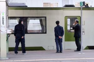 屋根の上で身元不明遺体が見つかった列車。その後運休となった=15日午後6時過ぎ、十日町駅