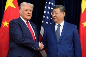 　中国の習近平国家主席（右）と握手するトランプ米大統領＝２０２５年１０月、韓国釜山（ＡＰ＝共同）