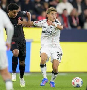 　レーバークーゼン戦で競り合うＥフランクフルトの堂安（右）＝レーバークーゼン（共同）