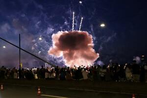 祭り会場の観衆の近くで爆発する花火=18日、デュッセルドルフ(DPA提供・AP=共同)
