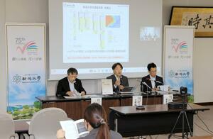 新潟市内の液状化被害の調査結果を説明する卜部厚志教授(中央)ら=6月26日、新潟市西区