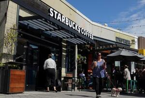 米カリフォルニア州のスターバックスの店舗=25日(ゲッティ=共同)