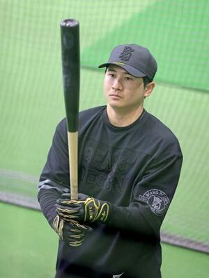 　練習を公開した巨人の泉口＝川崎市のジャイアンツ球場