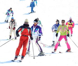 色鮮やかなウエアを身に着けてスキーを楽しむ「オールドスタイルＤＡＹ」の参加者＝上越市安塚区
