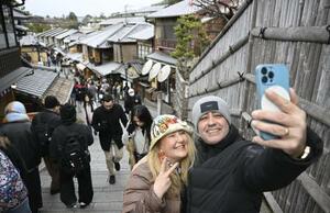 京都・清水寺近くの二年坂で記念撮影する訪日客=1月
