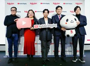 記者会見で撮影に応じる楽天グループの三木谷浩史会長兼社長(右から2人目)、米グーグル日本法人の奥山真司代表(左端)ら=19日午前、東京都内