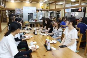 跡見学園女子大の学生と胎内市のカフェや料亭などの関係者との懇談会=胎内市下赤谷