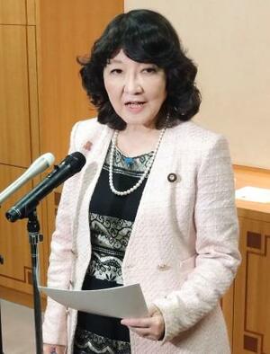 日銀総裁との会談後、取材に応じる片山財務相=19日午後、東京都内