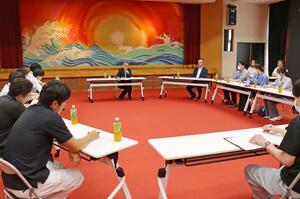 大津俊哉さん(中央)と出雲崎町職員らが議論を交わした地方創生懇談会=出雲崎町米田