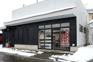 津南町観光協会の案内所が6月に移転する建物。今冬限定で良品計画がショップを展開する=2日、津南町下船渡