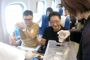 東海道新幹線の貸し切り車両で乗客が県産日本酒を堪能したイベント「プレミアム清酒新幹線」=8月24日