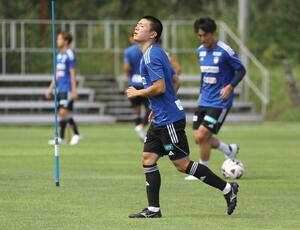 手前は FW小見洋太=8月27日、アルビレッジ