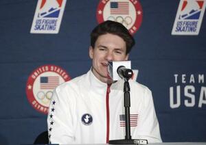 　ミラノ・コルティナ冬季五輪のフィギュアスケート米国代表に選ばれ、記者会見するマキシム・ナウモフ＝１１日、セントルイス（共同）