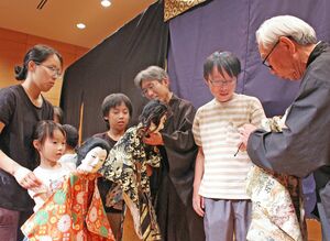 佐渡の人形芝居に挑戦する子どもたち=長岡市関原町1
