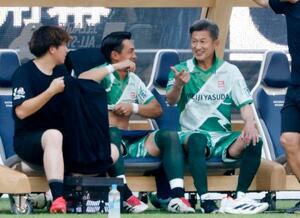 Jリーグのオールスター戦に出場したサッカー元日本代表のFW三浦知良(右)=MUFG国立
