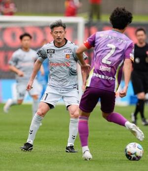 藤枝―福島 前半、プレーする福島・三浦=藤枝サ
