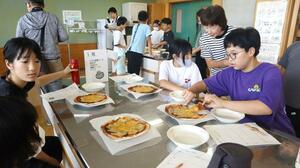 販売するピザを試食して選ぶ平林小の児童ら=村上市塩谷