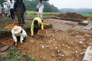 　広島県廿日市市の冠遺跡群第８地点で行われた発掘調査＝２０２５年９月