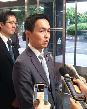 　記者団の取材に応じる自民党の平沼正二郎青年局長＝２３日午後、東京・永田町の党本部