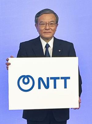 正式な社名を「日本電信電話」から「NTT」に変更すると発表した島田明社長=5月、東京都千代田区