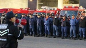山林火災消火の任務を終え解散式を行う緊急消防救助隊=3月10日、阿賀町消防本部
