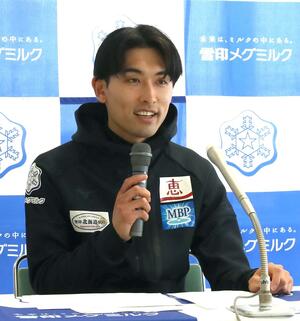 引退会見に臨む清水礼留飛=札幌市