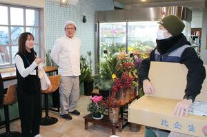 南本町商店街火災について関係者から話を聞く松井瑠名さん=11月27日、魚沼市小出島