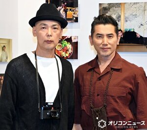 本木雅弘還暦記念フォトブック『awai 刹那と永遠のまにまに』 囲み取材に出席した(左から)中村一弘氏、本木雅弘 (C)ORICON NewS inc.