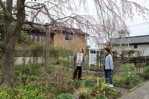 オープンガーデンで公開される地元住民の自宅庭園＝１日、新潟市西蒲区