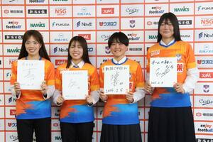 会見に臨む新加入選手。右からDF横山笑愛、FW藤原凛音、MF宮本妃菜里、FW新堀華波=新潟市中央区