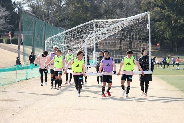 練習を終え、ゴールを運ぶ選手たち＝宮崎県都城市