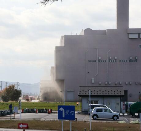 三条市清掃センターで発生した火災の現場＝１３日午前９時半すぎ、三条市福島新田