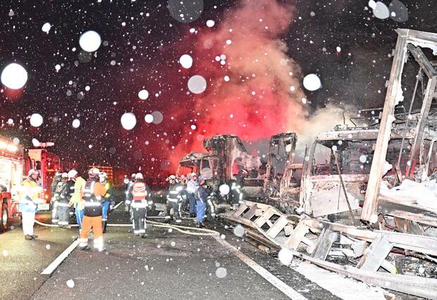 関越道下り線の水上インターチェンジ付近で起きた多重事故の現場。雪が降る中、警察や消防の職員が作業を進めた＝２７日午前２時５０分ごろ、群馬県みなかみ町（上毛新聞社提供）