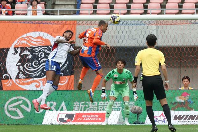 新潟－横浜Ｍ　相手の攻撃を跳ね返すＤＦ舞行龍ジェームズ＝ビッグスワン