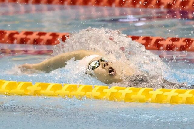 女子１００メートル背泳ぎ決勝　全中参加標準記録を突破し、優勝した茂野愛來（小出）＝７月１２日、長岡市のダイエープロビスフェニックスプール