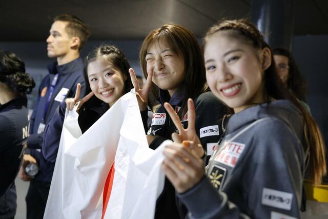 ペアフリーで演技する三浦璃来、木原龍一組の応援をする（右から）住吉りをん、坂本花織、中井亜美＝アンジェ（共同）