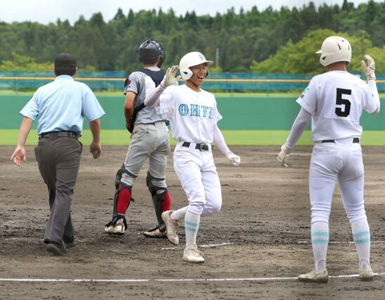 ３回１死１塁で２点本塁打を放ち笑顔で生還する長岡大手の関将大＝柏崎市佐藤池