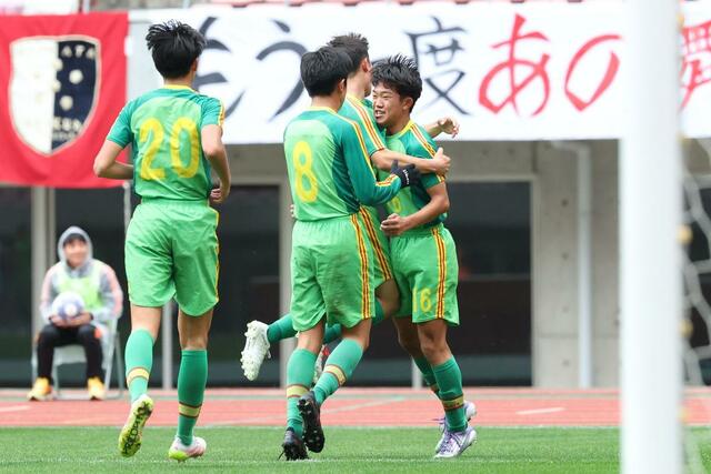 前半２５分、帝京長岡の杉本鎌矢（右）が頭で押し込み１－０＝デンカビッグスワン